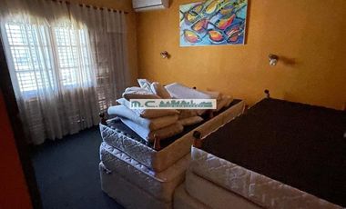 V196. CUESTA BLANCA. IMPONENTE CASA C/PILETA. 4 DORM. 3BAÑOS. ZONA EXCLUSIVA.