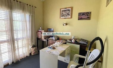 V196. CUESTA BLANCA. IMPONENTE CASA C/PILETA. 4 DORM. 3BAÑOS. ZONA EXCLUSIVA.