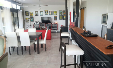 Casa en venta c/ cochera en Colón
