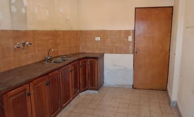 DEPARTAMENTO DE 2 DORMITORIOS MAS LOCALES COMERCIALES