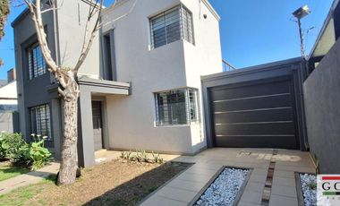 Venta Monte Grande Impecable Casa 3 Dormitorios, Quincho  Parque y Pileta