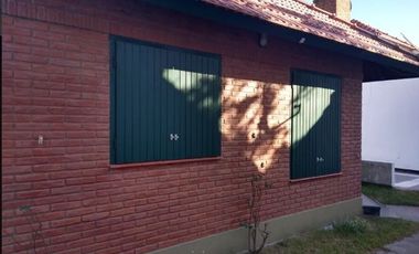 Chalet en venta de 2 dormitorios c/ cochera en Mar del Tuyú