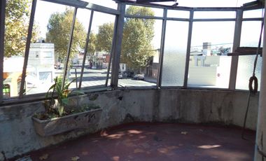 VENTA- 2 VIVIENDAS 7 AMB + LOCAL EN ESQUINA EN BLOCK P/RECICLAR-POMPEYA