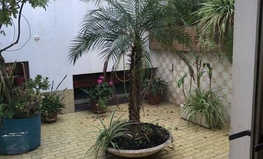 EXCELENTE CASA CON PILETA Y JARDIN. INMUEBLE DE CATEGORÍA