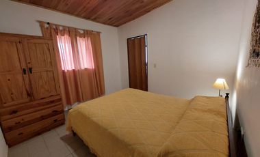 0228-Excelente Casa en alquiler temporario 3 dormitorios c/coch en V.C.Brochero