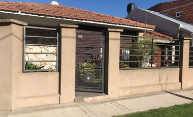 VENTA casa Caisamar Mar del Plata 3 ambientes c/ garaje y quincho