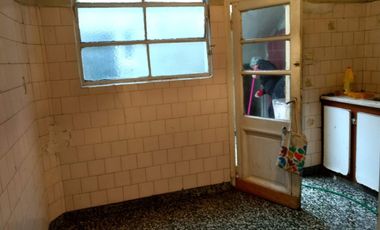 CASA DE 2 DEPARTAMENTOS Y LOCAL EN VILLA SOLDATI