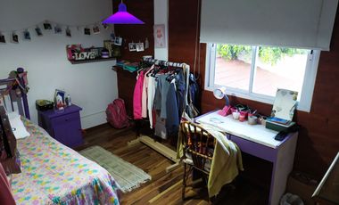 Chalet en venta de 4 dormitorios c/ cochera en Colina de Peralta Ramos. Permuta