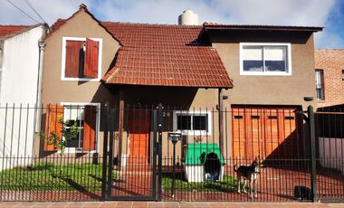 Chalet en venta de 4 dormitorios c/ cochera en Colina de Peralta Ramos. Permuta