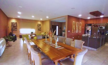 CASA DE 4 DORMITORIOS NIVEL EJECUTIVO CON PILETA