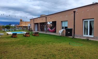 CASA DE 4 DORMITORIOS NIVEL EJECUTIVO CON PILETA