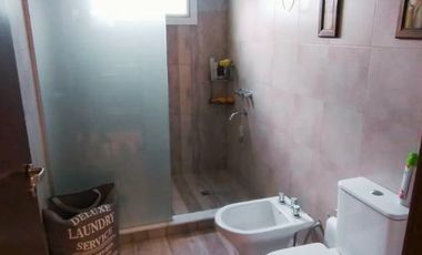 CASA DE 4 DORMITORIOS NIVEL EJECUTIVO CON PILETA