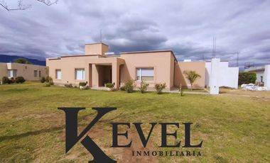 CASA DE 4 DORMITORIOS NIVEL EJECUTIVO CON PILETA