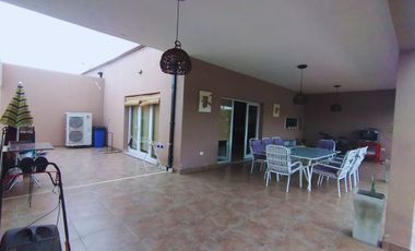 CASA DE 4 DORMITORIOS NIVEL EJECUTIVO CON PILETA