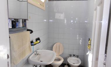 Casa en venta de 4 ambidentes .Barrio San Juan. Apta desarrollo.  Permuta