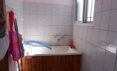 Casa en venta de 4 ambidentes .Barrio San Juan. Apta desarrollo.  Permuta