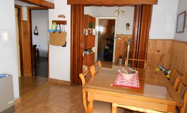 Casa en venta de 4 ambidentes .Barrio San Juan. Apta desarrollo.  Permuta