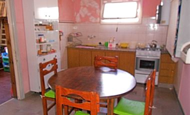 Casa en venta de 4 ambidentes .Barrio San Juan. Apta desarrollo.  Permuta