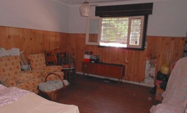 Casa en venta de 4 ambidentes .Barrio San Juan. Apta desarrollo.  Permuta