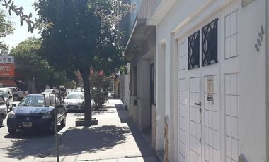 Casa en venta de 4 ambidentes .Barrio San Juan. Apta desarrollo.  Permuta