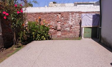 Casa en venta de 4 ambidentes .Barrio San Juan. Apta desarrollo.  Permuta