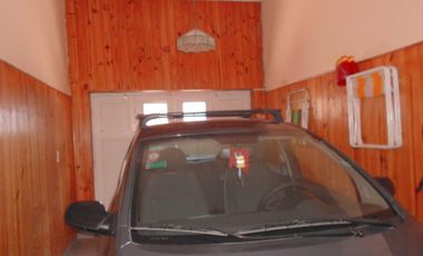 Casa en venta de 4 ambidentes .Barrio San Juan. Apta desarrollo.  Permuta