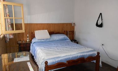 Casa en venta de 4 ambidentes .Barrio San Juan. Apta desarrollo.  Permuta