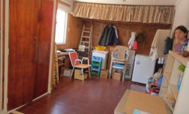 Casa en venta de 4 ambidentes .Barrio San Juan. Apta desarrollo.  Permuta