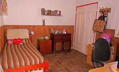 Casa en venta de 4 ambidentes .Barrio San Juan. Apta desarrollo.  Permuta