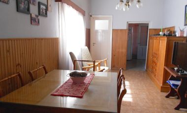 Casa en venta de 4 ambidentes .Barrio San Juan. Apta desarrollo.  Permuta