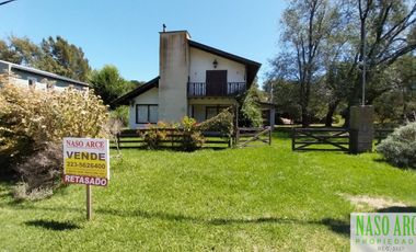 CHALET EN VENTA EN SIERRA DE LOS PADRES - RED GAS NATURAL EN SU VEREDA.