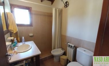 CHALET EN VENTA EN SIERRA DE LOS PADRES - RED GAS NATURAL EN SU VEREDA.