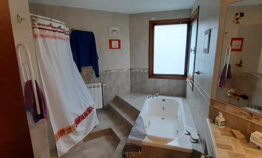 EXTRAORDINARIO CHALET SOBRE DOS LOTES LINDEROS AL GOLF