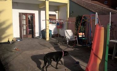 Chalet de 4 ambientes c/ cochera y parque en Bosque Alegre. Toma permuta