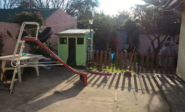 Chalet de 4 ambientes c/ cochera y parque en Bosque Alegre. Toma permuta