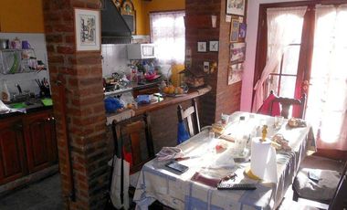 Chalet de 4 ambientes c/ cochera y parque en Bosque Alegre. Toma permuta