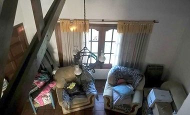 Chalet de 4 ambientes c/ cochera y parque en Bosque Alegre. Toma permuta