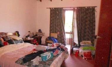 Chalet de 4 ambientes c/ cochera y parque en Bosque Alegre. Toma permuta