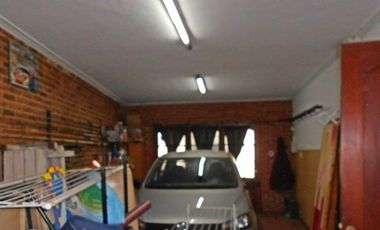 Chalet de 4 ambientes c/ cochera y parque en Bosque Alegre. Toma permuta