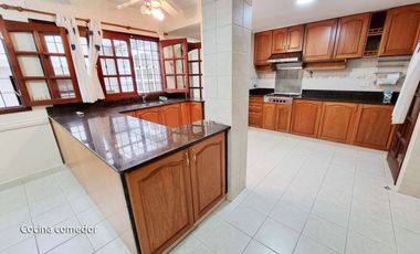 Casa en venta de 10 ambinetes c/ cochera en Centro de Jujuy