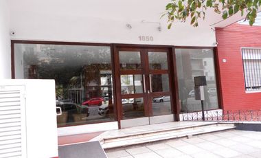 Amplio Departamento en venta de 2 ambites c/patio.  Plaza Colón. Permuta