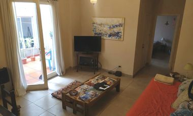 Amplio Departamento en venta de 2 ambites c/patio.  Plaza Colón. Permuta