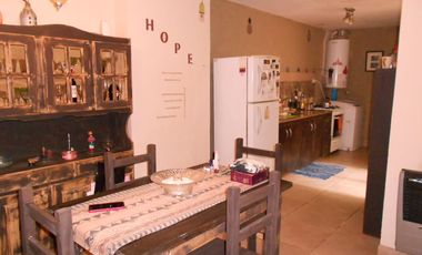 Amplio Departamento en venta de 2 ambites c/patio.  Plaza Colón. Permuta