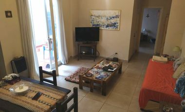 Amplio Departamento en venta de 2 ambites c/patio.  Plaza Colón. Permuta