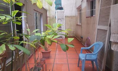 Amplio Departamento en venta de 2 ambites c/patio.  Plaza Colón. Permuta