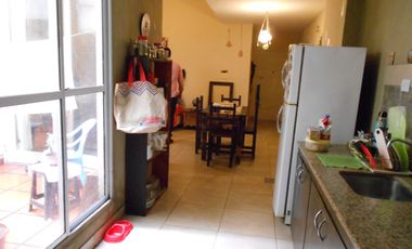 Amplio Departamento en venta de 2 ambites c/patio.  Plaza Colón. Permuta