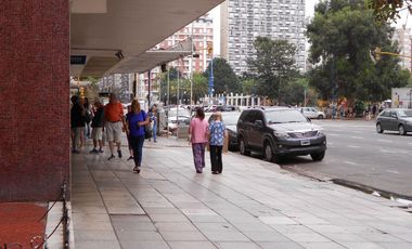 Amplio Departamento en venta de 2 ambites c/patio.  Plaza Colón. Permuta