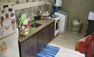 Amplio Departamento en venta de 2 ambites c/patio.  Plaza Colón. Permuta