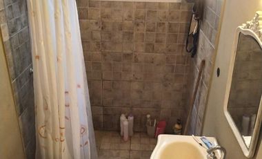 Amplio Departamento en venta de 2 ambites c/patio.  Plaza Colón. Permuta