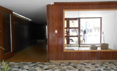 Amplio Departamento en venta de 2 ambites c/patio.  Plaza Colón. Permuta